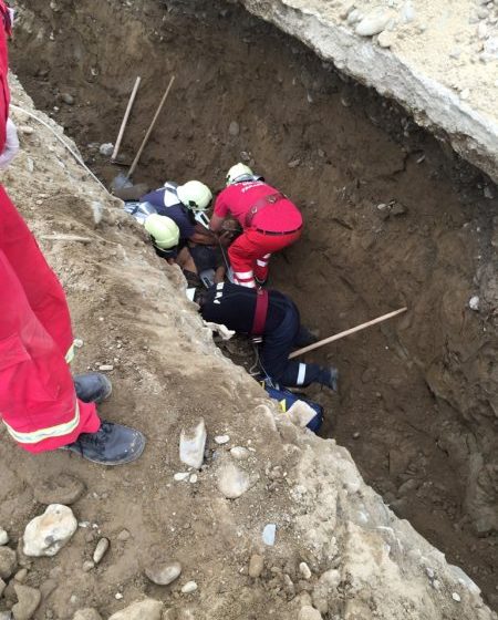 DRAMATIC: Un bărbat de 34 de ani a ajuns în comă profundă la spital după ce a fost prins sub un mal de pământ DRAMATIC: Un bărbat de 34 de ani a ajuns în comă profundă la spital după ce a fost prins sub un mal de pământ