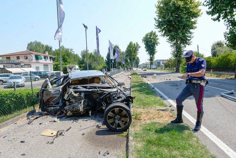 DRAMĂ: Un tânăr din Borșa a murit în Italia, după ce s-a izbit cu mașina de un copac. Martorii spun că avea o viteză extrem de mare DRAMĂ: Un tânăr din Borșa a murit în Italia, după ce s-a izbit cu mașina de un copac. Martorii spun că avea o viteză extrem de mare