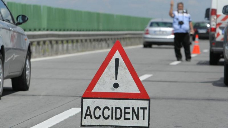 TRAGEDIE PE A2: Un autocar în care se aflau 30 de ucraineni s-a răsturnat: doi morţi, zeci de răniţi TRAGEDIE PE A2: Un autocar în care se aflau 30 de ucraineni s-a răsturnat: doi morţi, zeci de răniţi