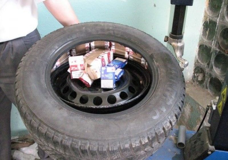 CONTRABANDĂ: Ţigări ascunse în roţile unui autoturism şi sub îmbrăcăminte, depistate de poliţiştii de frontieră