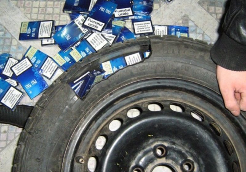 CONTRABANDĂ: Peste 400 de pachete cu ţigări au fost ascunse în roţile unui autoturism