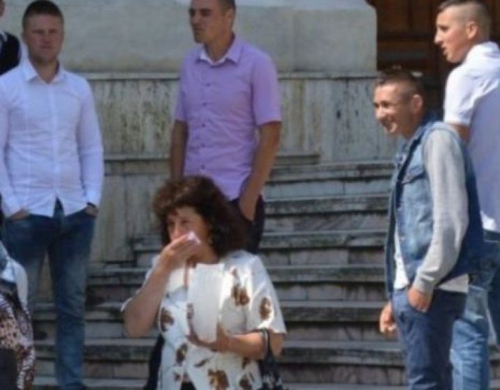 VASLUI: Certuri în fața Judecătoriei între susținătorii victimei și cei ai acuzaților din procesul de viol VASLUI: Certuri în fața Judecătoriei între susținătorii victimei și cei ai acuzaților din procesul de viol