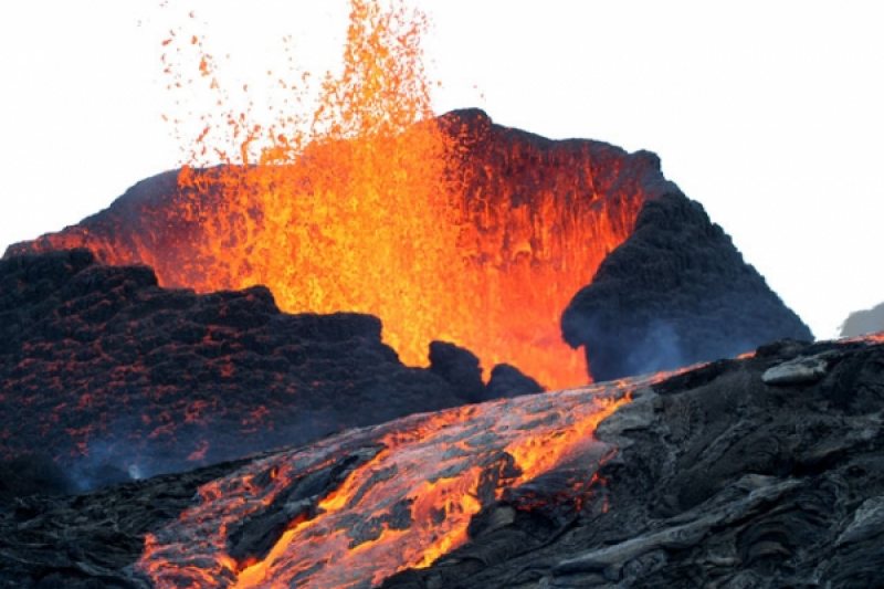 ULTIMA ORĂ: Un vulcan de pe Insula Reunion a erupt pentru a patra oară ULTIMA ORĂ: Un vulcan de pe Insula Reunion a erupt pentru a patra oară