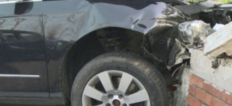 BAIA MARE: Un bărbat a pierdut controlul volanului şi a intrat cu maşina într-un imobil BAIA MARE: Un bărbat a pierdut controlul volanului şi a intrat cu maşina într-un imobil