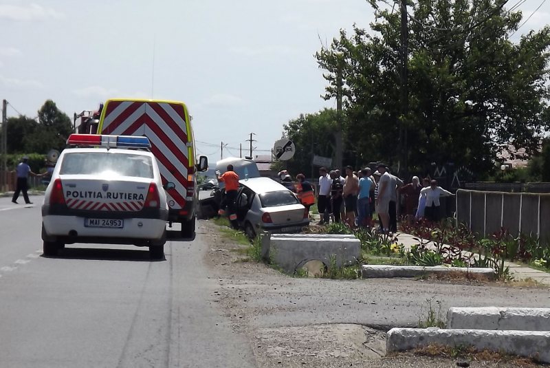 ODEŞTI: Un pieton rănit şi două autoturisme avariate în urma unui accident rutier ODEŞTI: Un pieton rănit şi două autoturisme avariate în urma unui accident rutier