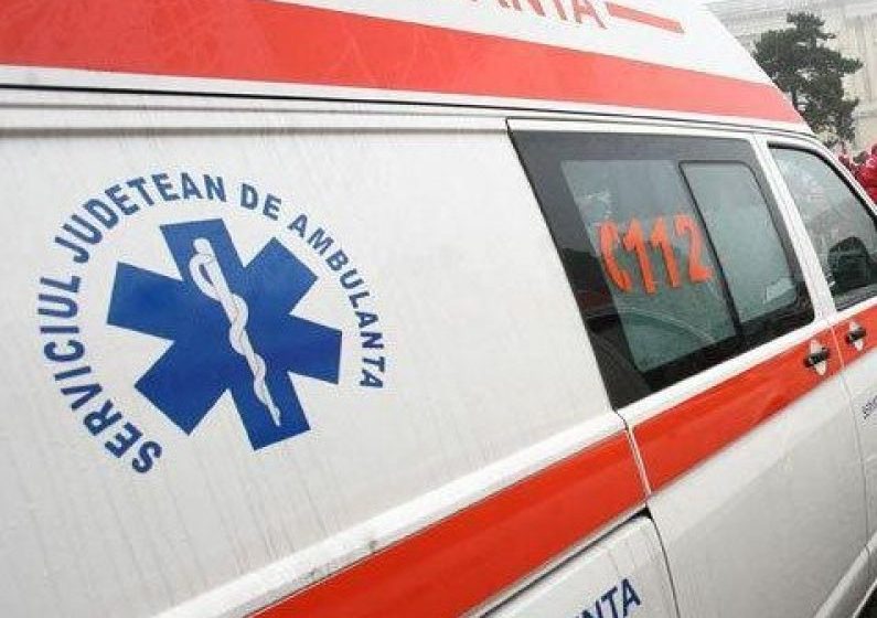 Au ajuns la spital după ce s-au răsturnat cu tractorul