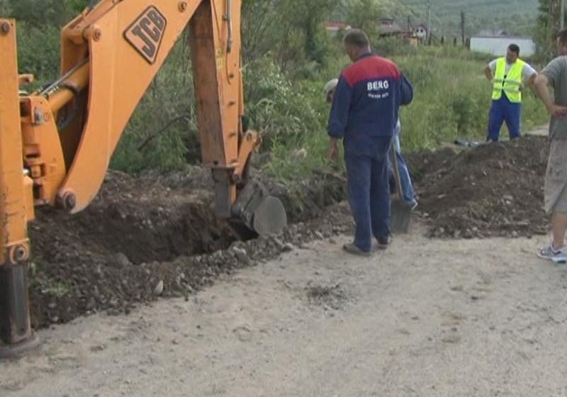 SIGHET: Trafic îngreunat pe strada Avram Iancu, în zona sensului giratoriu, din cauza lucrărilor la reţeaua de apă şi canal