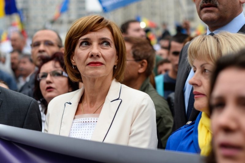 ANUNŢ: Carmen Iohannis va preda în continuare la Colegiul Naţional "Gheorghe Lazăr" din Sibiu ANUNŢ: Carmen Iohannis va preda în continuare la Colegiul Naţional "Gheorghe Lazăr" din Sibiu