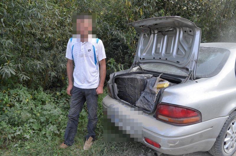 SIGHET: Focuri de armă, doi cetăţeni reţinuţi şi 12.000 pachete ţigări confiscate, la frontiera de nord a ţării (FOTO) SIGHET: Focuri de armă, doi cetăţeni reţinuţi şi 12.000 pachete ţigări confiscate, la frontiera de nord a ţării (FOTO)