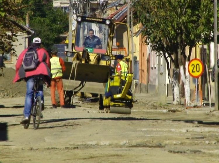 SIGHET: Firmele care lucrează la rețeaua de apă și canal recurg la tot felul de improvizații ca să semnalizeze gropile de pe drum