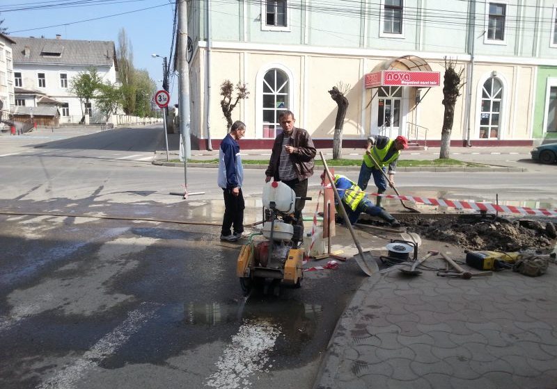 SIGHET: Reprezentanții societății de distribuție a apei susțin că vor termina la timp lucrările la rețeaua de apă și canal