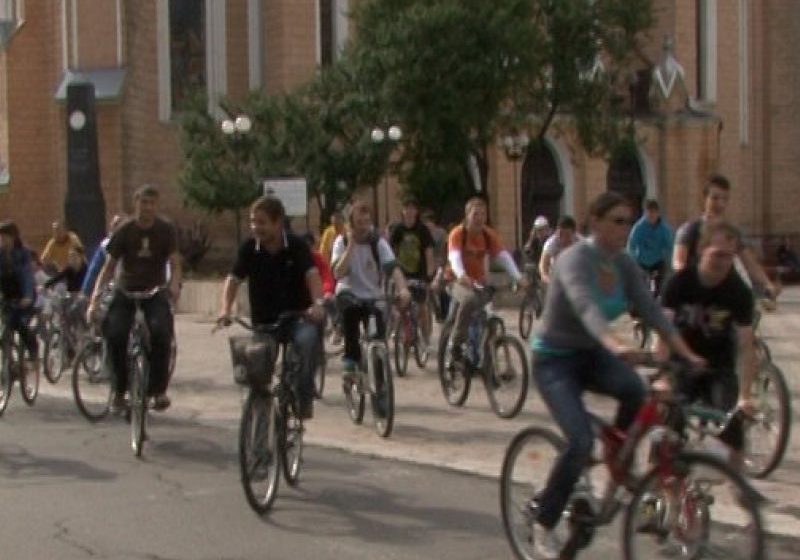SIGHET: Marş pe biciclete, role și skateborduri în această seară, prin centrul municipiului