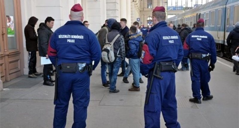 UNGARIA: 39 de imigranți au acceptat să se urce în autobuz pentru a merge într-un centru de primire UNGARIA: 39 de imigranți au acceptat să se urce în autobuz pentru a merge într-un centru de primire