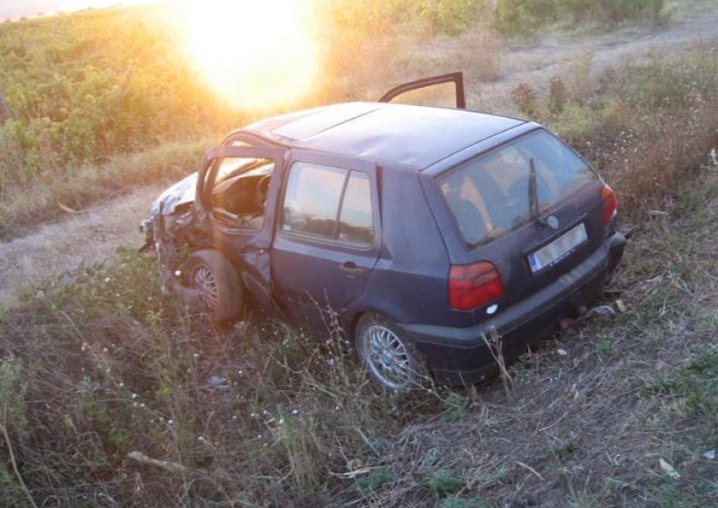 OCNA ŞUGATAG: S-a urcat beat la volan şi s-a răsturnat cu maşina într-un şanţ