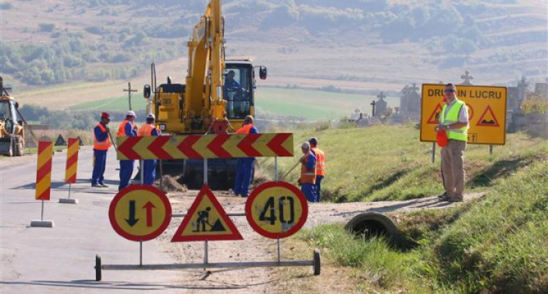 REPORTAJUL ZILEI: Vremea, eternul vinovat că nu se asfaltează drumurile la timp în Maramureș REPORTAJUL ZILEI: Vremea, eternul vinovat că nu se asfaltează drumurile la timp în Maramureș