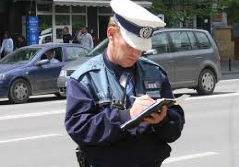 MARAMUREŞ: Poliţiştii au aplicat mai multe sancţiuni pentru mai multe neregului constatate la regimul circulaţiei şi a comerţului ilicit MARAMUREŞ: Poliţiştii au aplicat mai multe sancţiuni pentru mai multe neregului constatate la regimul circulaţiei şi a comerţului ilicit