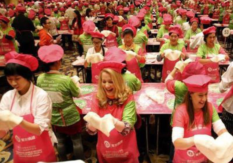 RECORD GUINNESS: 511 persoane au aruncat şi învârtit în aer aluat de pizza, simultan, în China RECORD GUINNESS: 511 persoane au aruncat şi învârtit în aer aluat de pizza, simultan, în China