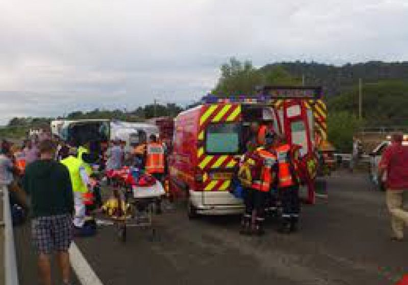ACCIDENT GRAV ÎN FRANŢA: Cel puţin 42 de oameni au murit, după o coliziune între un autocar şi un camion. Hollande: Guvernul este total mobilizat ACCIDENT GRAV ÎN FRANŢA: Cel puţin 42 de oameni au murit, după o coliziune între un autocar şi un camion. Hollande: Guvernul este total mobilizat