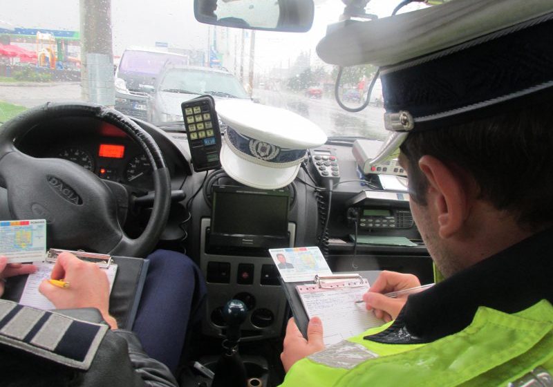 MARAMUREŞ: 13 permise de conducere reţinute şi 9 certificate de înmatriculare retrase de poliţişti