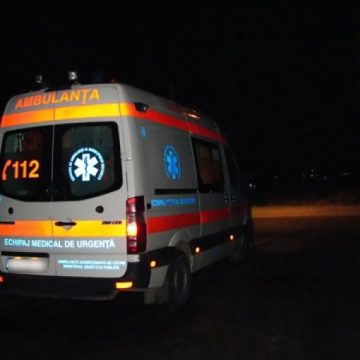 VIDEO | Trei răniți după ce o mașină s-a răsturnat într-o groapă VIDEO | Trei răniți după ce o mașină s-a răsturnat într-o groapă