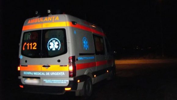 VIDEO | Trei răniți după ce o mașină s-a răsturnat într-o groapă
