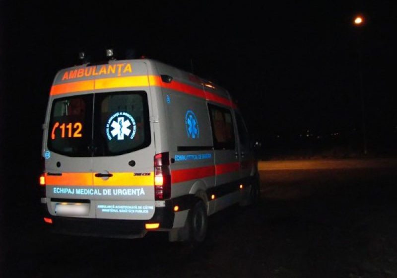 VIDEO | Trei răniți după ce o mașină s-a răsturnat într-o groapă