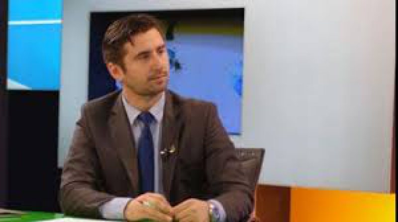 CA LA UŞA CORTULUI: Purtătorul de cuvânt al Prefecturii Maramureş, un Mirel Palada în devenire: „Vă rog frumos, nu mai plescăiţi când o sugeţi!“ CA LA UŞA CORTULUI: Purtătorul de cuvânt al Prefecturii Maramureş, un Mirel Palada în devenire: „Vă rog frumos, nu mai plescăiţi când o sugeţi!“