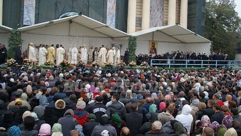 SĂRBĂTOARE: Credincioșii au venit la Iași să asculte Slujba Liturghiei Sfintei Parascheva și pentru a se închina la raclele sfinților SĂRBĂTOARE: Credincioșii au venit la Iași să asculte Slujba Liturghiei Sfintei Parascheva și pentru a se închina la raclele sfinților