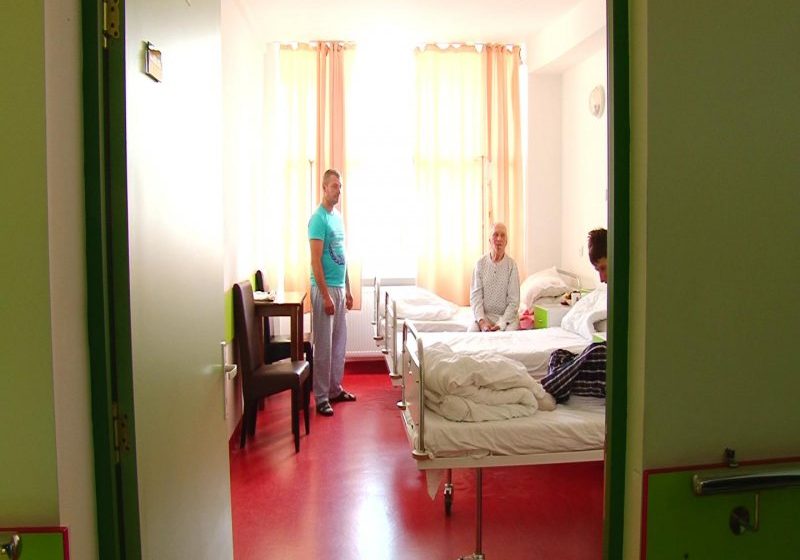 ȘOCANT: Un bătrân, desfigurat după ce a fost mușcat de propriul câine. ”O bucată de buză ce îmi atârna am tăiat-o cu foarfeca până să mă ducă ambulanța”, a spus bărbatul
