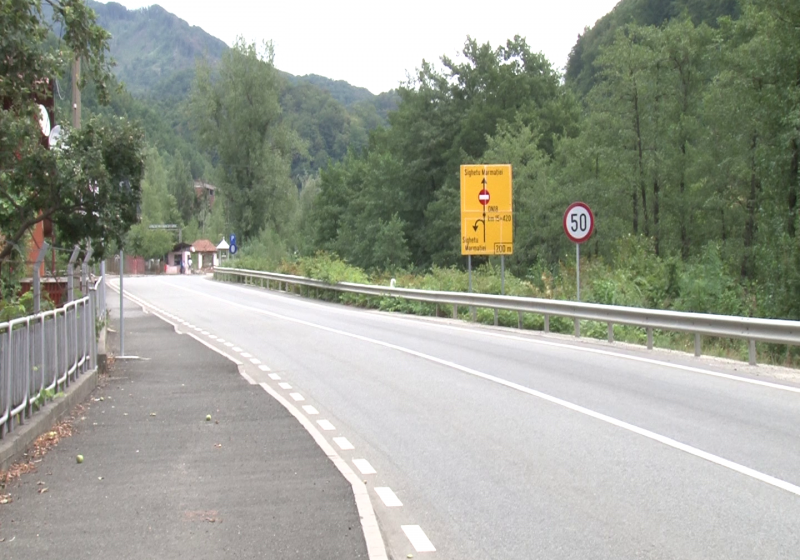 MARAMUREȘ: Reprezentanții Prefecturii spun că se va relua circulația prin Pasul Gutâi din 5 octombrie, însă pe anumite porțiuni vor fi semafoare, fiindcă nu sunt gata lucrările MARAMUREȘ: Reprezentanții Prefecturii spun că se va relua circulația prin Pasul Gutâi din 5 octombrie, însă pe anumite porțiuni vor fi semafoare, fiindcă nu sunt gata lucrările