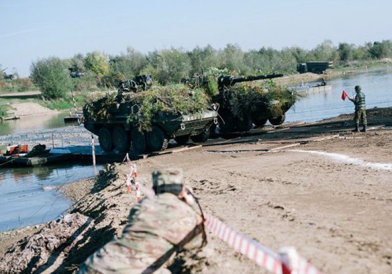 EXERCIŢIU MILITAR DE AMPLOARE ÎN ROMÂNIA: Ministrul Apărării, Mircea Duşa, şi ambasadorul SUA în România, Hans Klemm, prezenţi la eveniment