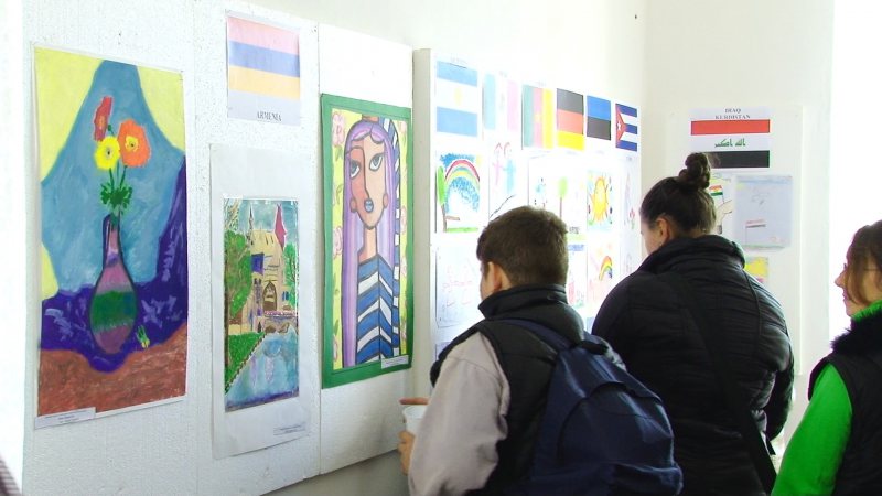 SIGHET: O expoziție specială, cu desene ale copiilor din 56 de țări – ”Culori pentru pace” SIGHET: O expoziție specială, cu desene ale copiilor din 56 de țări – ”Culori pentru pace”