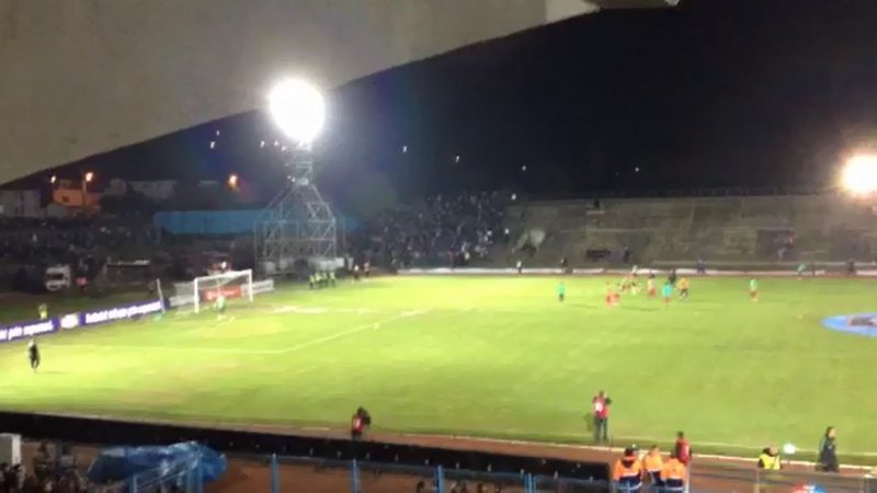 ALERTĂ: Suporterii la meciul dintre FCM Baia Mare și Steaua București au năvălit în tribuna dezafectată. Meciul nu va începe până când se remediază problema ALERTĂ: Suporterii la meciul dintre FCM Baia Mare și Steaua București au năvălit în tribuna dezafectată. Meciul nu va începe până când se remediază problema