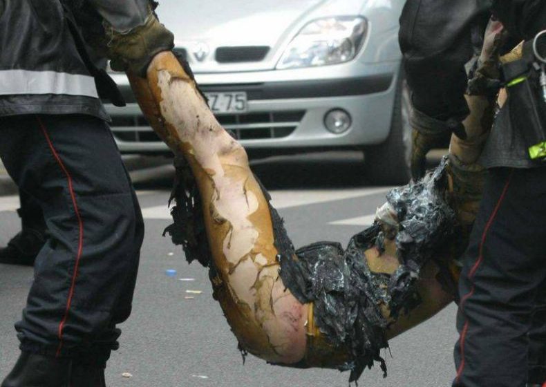 TRAGEDIE: O femeie şi fiicele ei, găsite moarte într-o casă în flăcări din Dolj. Primele date arată că ar fi fost ucise/Cine este suspectul? TRAGEDIE: O femeie şi fiicele ei, găsite moarte într-o casă în flăcări din Dolj. Primele date arată că ar fi fost ucise/Cine este suspectul?
