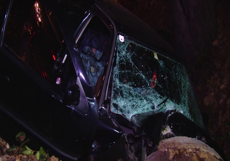 ACCIDENT MORTAL: S-au izbit de un tub de beton. Şoferul a murit, pasagerul este grav rănit (FOTO)