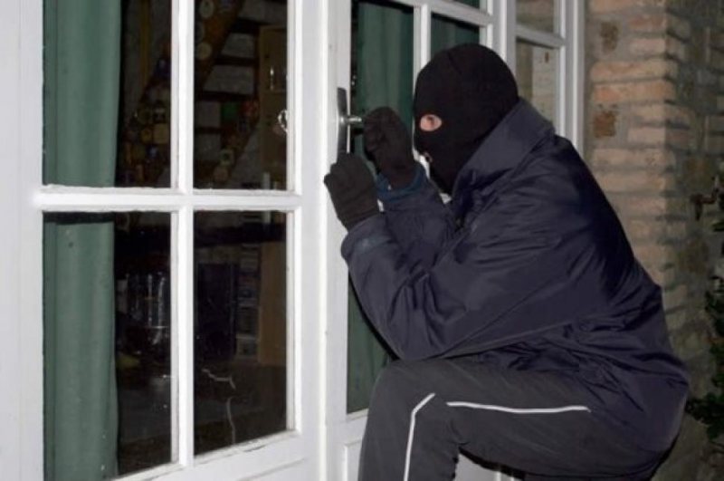 SARASĂU: Un bărbat a furat dintr-o locuinţă mai multe aparate electrice cauzând un prejudiciu de 1.000 lei SARASĂU: Un bărbat a furat dintr-o locuinţă mai multe aparate electrice cauzând un prejudiciu de 1.000 lei