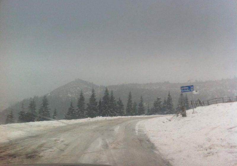 MARAMUREȘ: Trafic îngreunat, în zonele montane, din cauza ninsorilor MARAMUREȘ: Trafic îngreunat, în zonele montane, din cauza ninsorilor