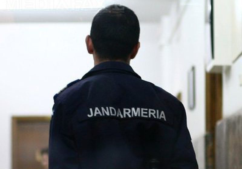 SIGHET: Două eleve au uitat de educaţie şi s-au certat până au venit jandarmii pe holul liceului