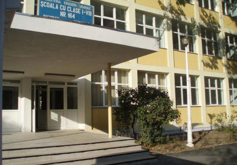 DECIZIE: Profesorul care a fotografiat eleve în toaletă, sancţionat cu diminuarea salariului cu 10%