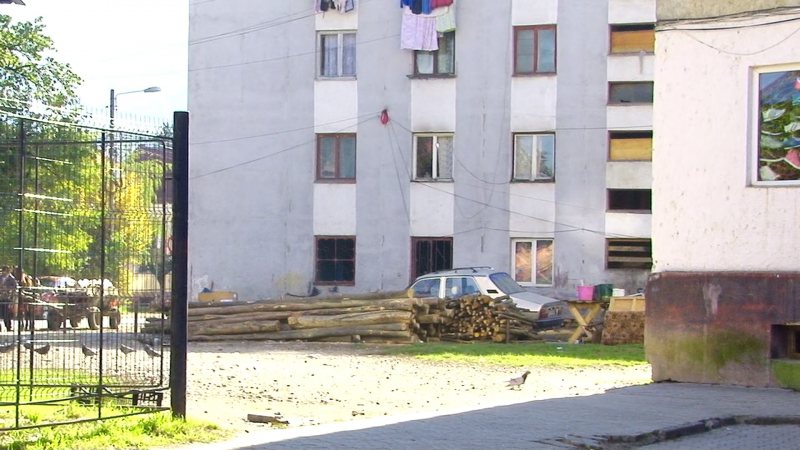 SIGHET: Mai mulți locuitori din cartierul Cuza Vodă sunt terorizați de vecinii care taie zilnic lemne cu drujba în fața blocului SIGHET: Mai mulți locuitori din cartierul Cuza Vodă sunt terorizați de vecinii care taie zilnic lemne cu drujba în fața blocului