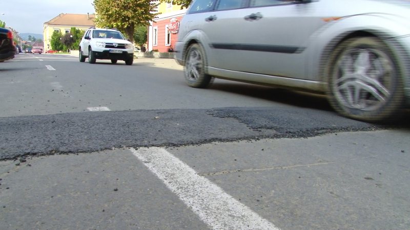 BĂTAIE DE JOC: O firmă a făcut reparații de mântuială pe strada Ioan Mihalyi de Apșa după finalizarea lucrărilor la rețeaua de apă și canal BĂTAIE DE JOC: O firmă a făcut reparații de mântuială pe strada Ioan Mihalyi de Apșa după finalizarea lucrărilor la rețeaua de apă și canal