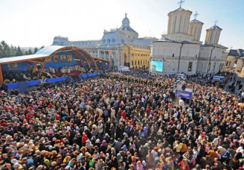BUCUREŞTI: Mii de pelerini, în prima zi a hramului Catedralei patriarhale