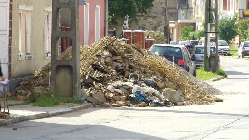 SIGHET: În ciuda faptului că pot primi amenzi foarte mari, unii aruncă molozul pe unde apucă SIGHET: În ciuda faptului că pot primi amenzi foarte mari, unii aruncă molozul pe unde apucă