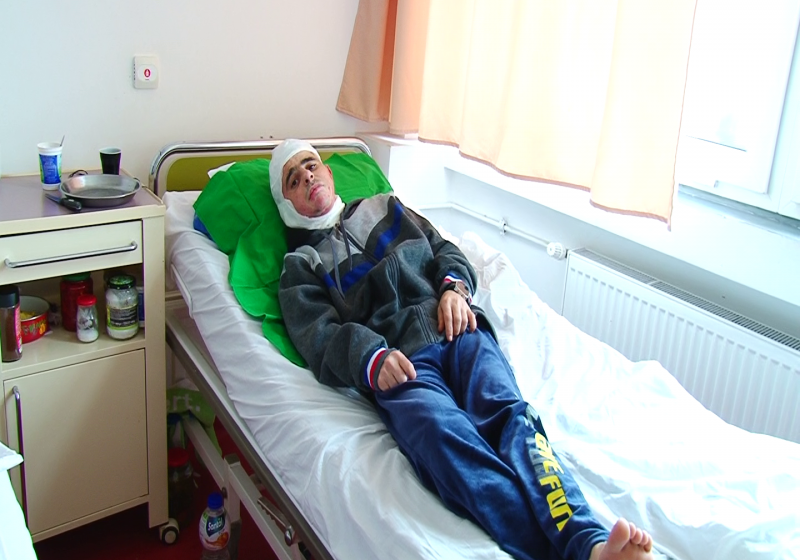 ȘOCANT: Un maramureșean stă de aproape două luni în spital, după ce un vecin a aruncat benzină pe el și i-a dat foc ȘOCANT: Un maramureșean stă de aproape două luni în spital, după ce un vecin a aruncat benzină pe el și i-a dat foc