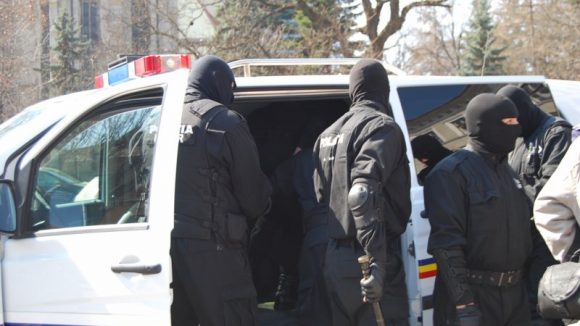 Trei percheziții în Maramureș într-un dosar privind fabricarea și vânzarea de alcool