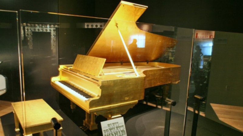 LICITAŢIE: Pianul lui Elvis și toba folosită de Beatles în concertele din SUA, scoase la vânzare LICITAŢIE: Pianul lui Elvis și toba folosită de Beatles în concertele din SUA, scoase la vânzare