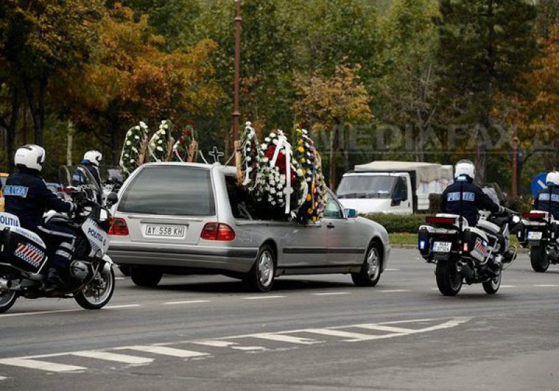 BUCUREŞTI: Poliţistul Bogdan Gigină, înmormântat la Cimitirul Ghencea Militar: Aproximativ 600 de persoane, prezente la funeralii
