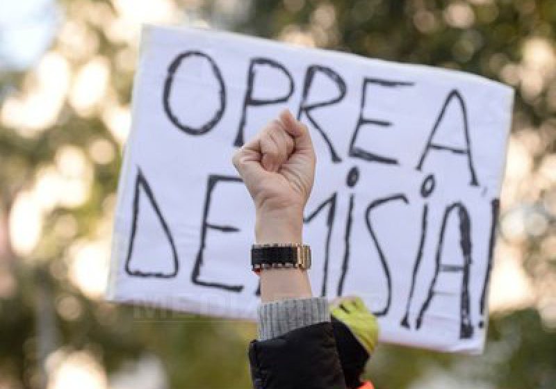 "DEMISIA, OPREA! ÎNCETAŢI ABUZUL DE COLOANE OFICIALE!": O petiţie online pentru demiterea ministrului Oprea a adunat în patru zile aproape 16.000 de semnături