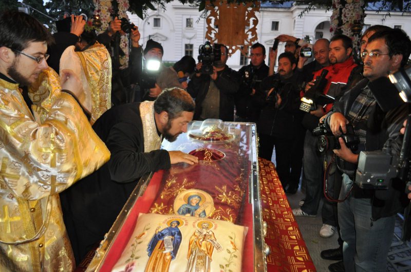 IAŞI: Mii de persoane, la procesiunea scoaterii raclei cu moaştele Sfintei Parascheva din Catedrală IAŞI: Mii de persoane, la procesiunea scoaterii raclei cu moaştele Sfintei Parascheva din Catedrală