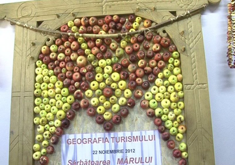 SĂRBĂTOAREA MĂRULUI: Sute de oameni au gustat din delicioasele produse expuse de către studenţii Facultăţii de Geografie
